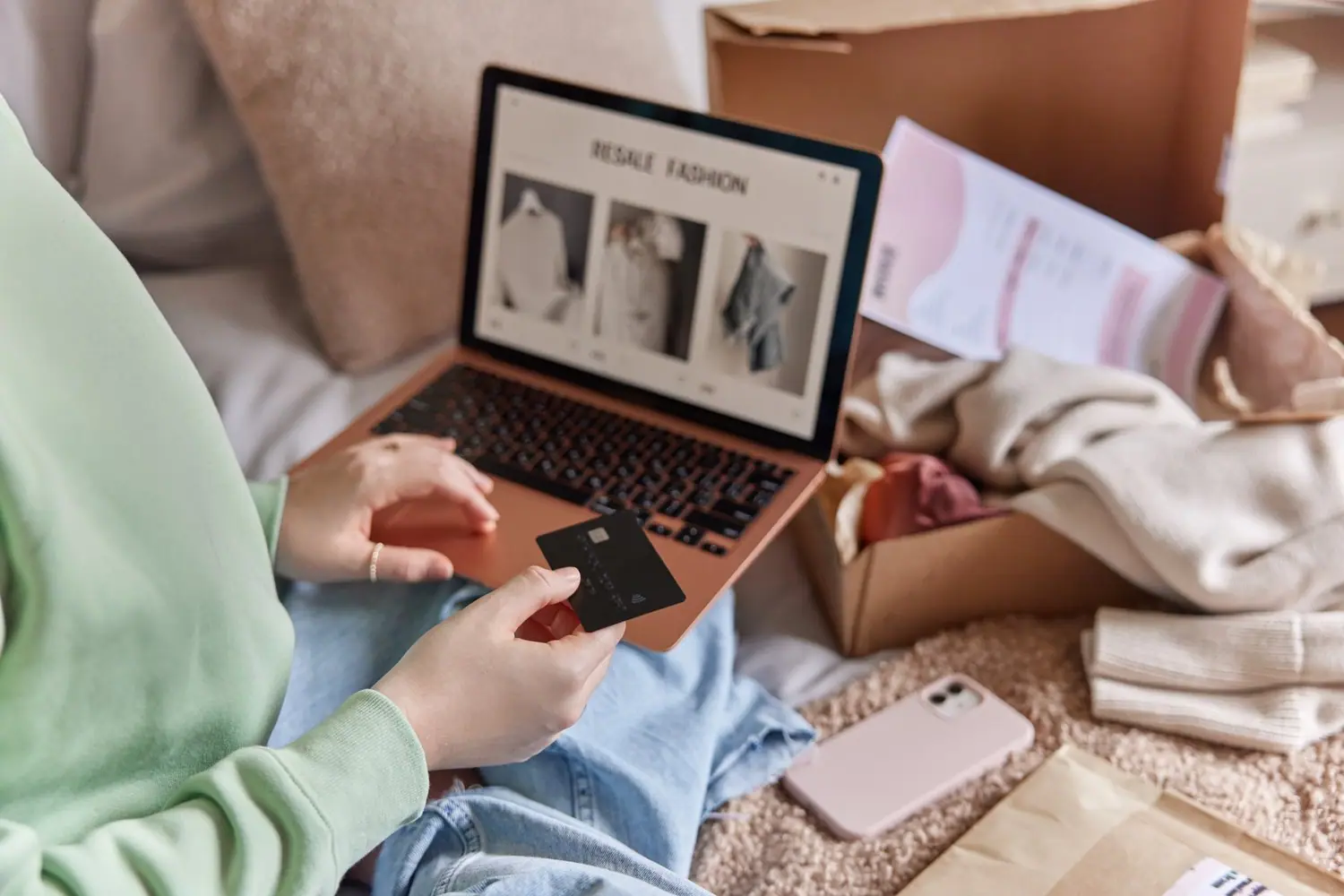 Różnice między marketplace a własnym sklepem internetowym - co wybrać