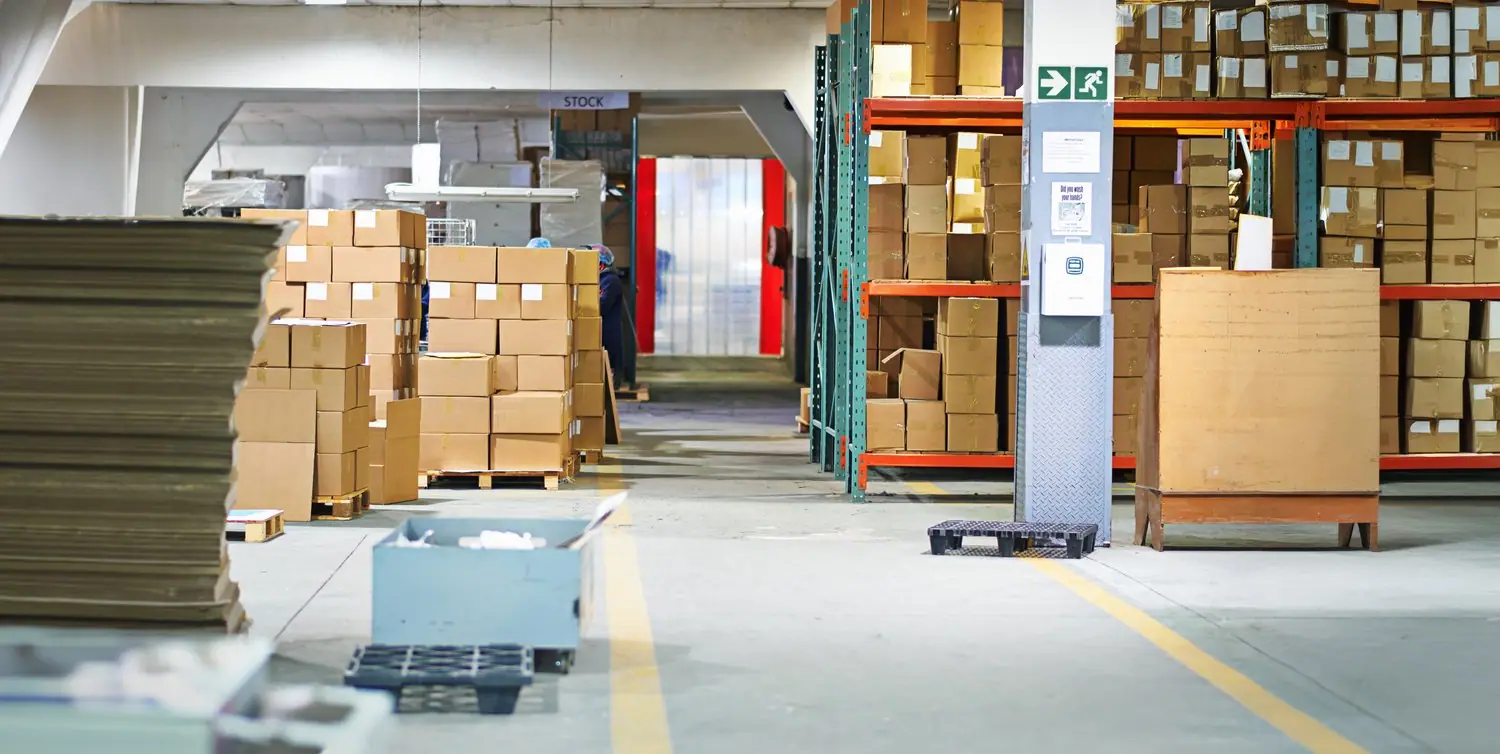 Czym są mikrochipy RFID i jak zmieniają zarządzanie magazynem oraz logistykę dostaw?